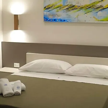 Baia Azzurra Bed & Breakfast *